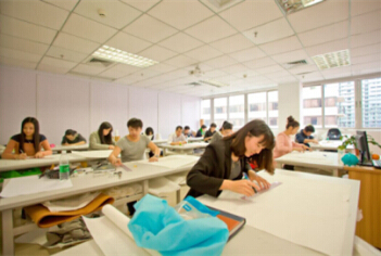 深圳中鹏服装设计培训学校学生在上课